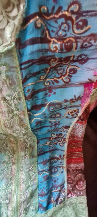 Blusa multicolor con cremallera y encaje
