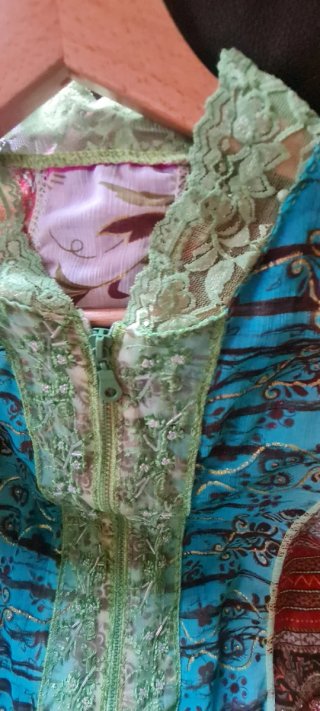 Blusa multicolor con cremallera y encaje