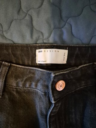 Shorts neri strappati sopra il ginocchio