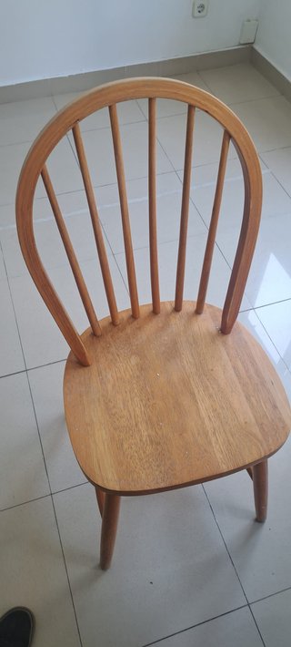 Mesa redonda y 4 sillas de madera