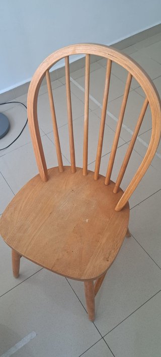 Mesa redonda y 4 sillas de madera