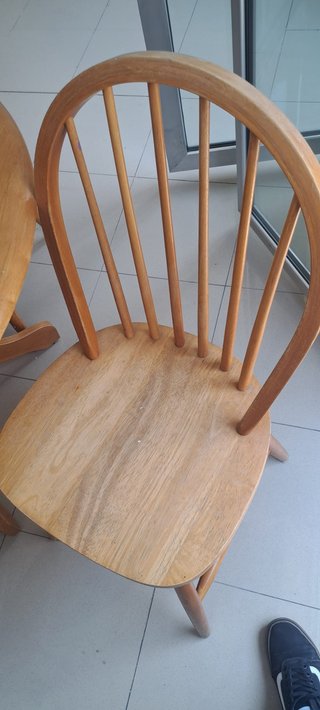 Mesa redonda y 4 sillas de madera