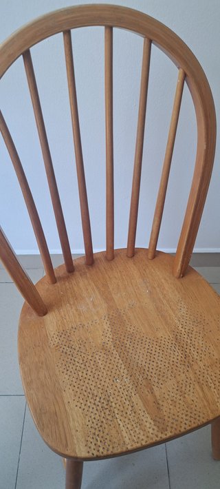Mesa redonda y 4 sillas de madera