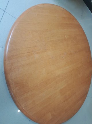 Mesa redonda y 4 sillas de madera
