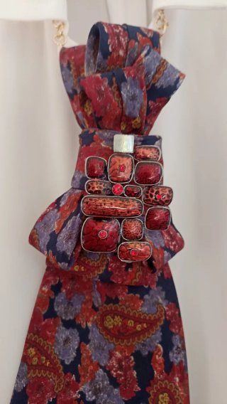 Cravatta gioiello con pietre rosse