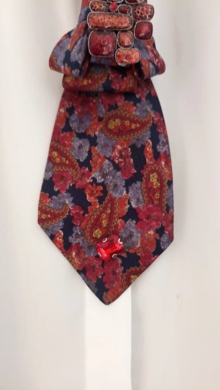 Cravatta gioiello con pietre rosse