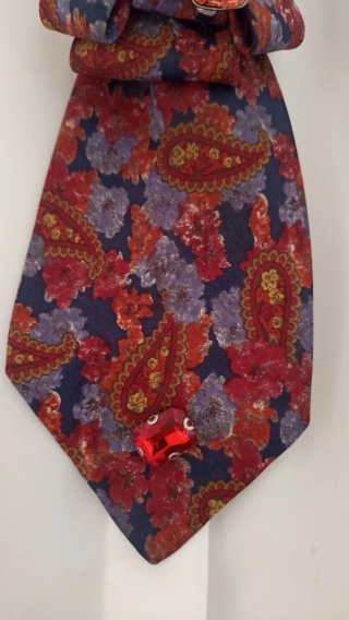 Cravatta gioiello con pietre rosse