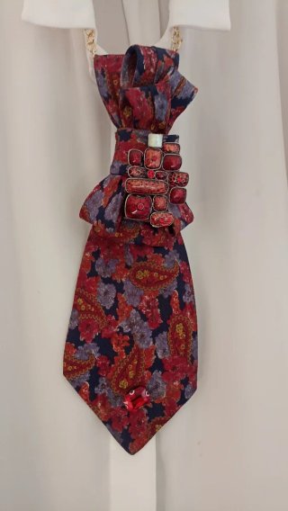 Cravatta gioiello con pietre rosse