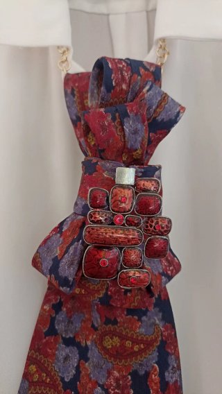 Cravatta gioiello con pietre rosse