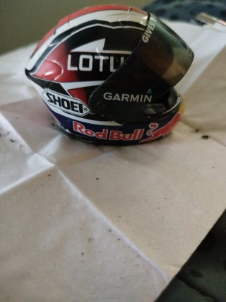 Mini casco Lotus Red Bull