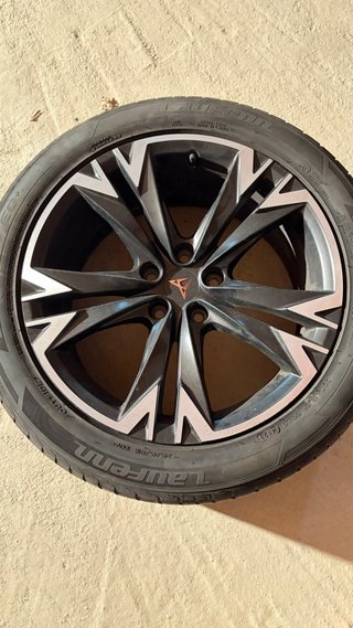 Llantas Cupra 18” con neumáticos 245/45ZR18