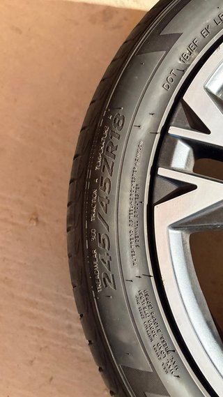 Llantas Cupra 18” con neumáticos 245/45ZR18