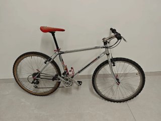 Bicicleta de montaña plateada SUNN 26"
