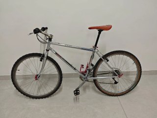 Bicicleta de montaña plateada SUNN 26"