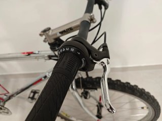 Bicicleta de montaña plateada SUNN 26"