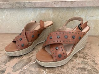 Sandalia cuña Geox mujer marrón talla 38
