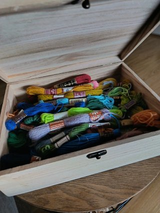 Caja de madera con hilos de labores