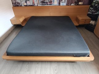 Cama madera moderna con mesitas flotantes