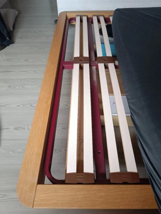 Cama madera moderna con mesitas flotantes