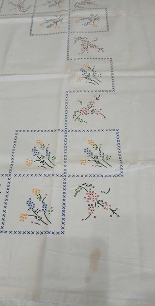 Tovaglia vintage stampata con fiori e quadretti
