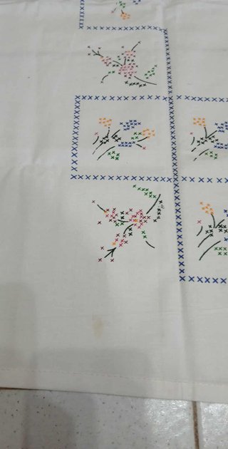 Tovaglia vintage stampata con fiori e quadretti