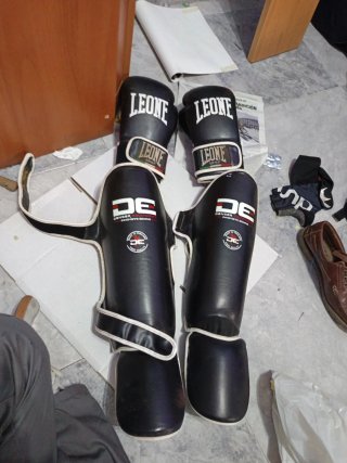 Guantes y espinilleras Leone Boxeo Muay Thai