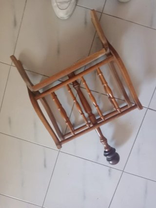 Portariviste in legno massello, richiudibile.