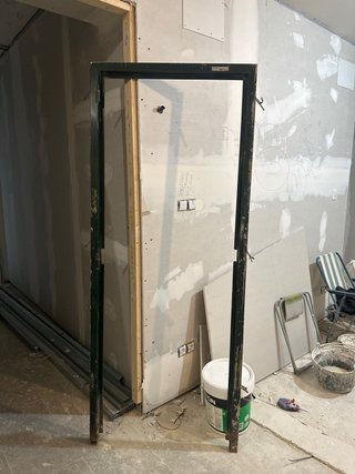 Puerta exterior de hierro con barrotes