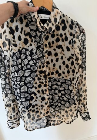 Camisa semitransparente con estampado animal