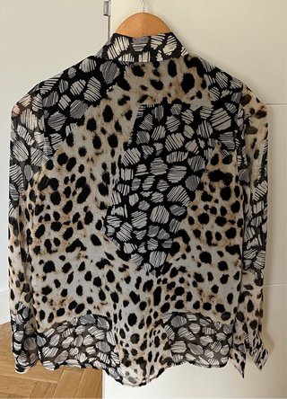 Camisa semitransparente con estampado animal