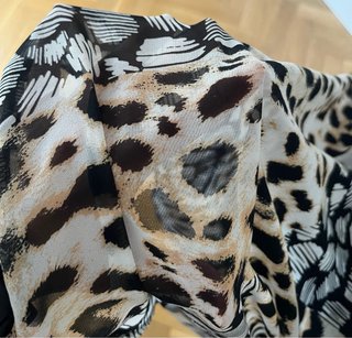 Camisa semitransparente con estampado animal