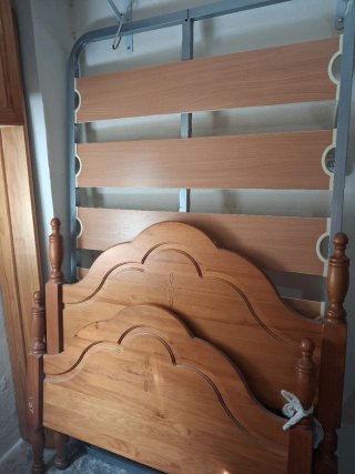 Cama de madera con mesita de noche