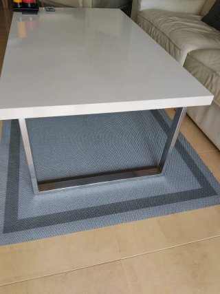 Mesa de centro moderna blanca y metal