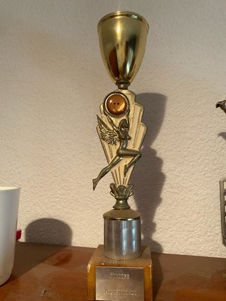 Trofeo de competición con figura