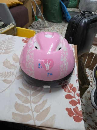 Casco rosa infantil con corona