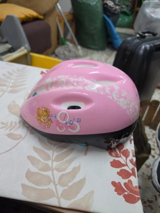 Casco rosa infantil con corona