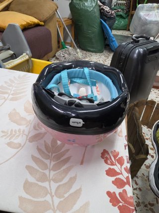 Casco rosa infantil con corona
