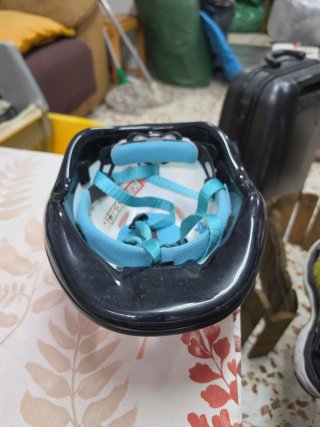 Casco rosa infantil con corona