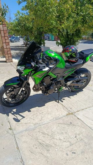 Kawasaki Z900 Negra y Verde