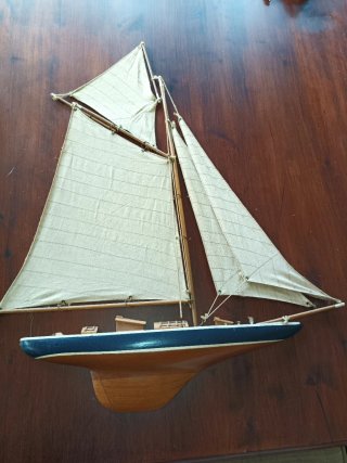 Figura velero madera y tela