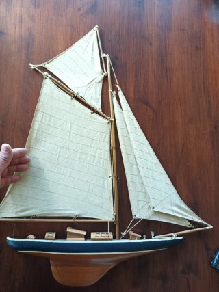 Figura velero madera y tela