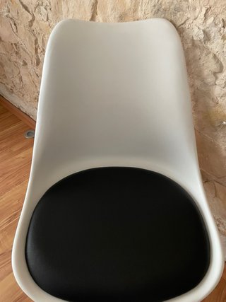 Sillas Tulip Blancas con Cojín Negro (4 uds)