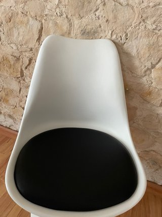 Sillas Tulip Blancas con Cojín Negro (4 uds)