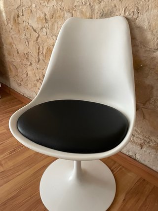 Sillas Tulip Blancas con Cojín Negro (4 uds)