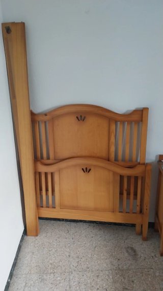 Armario tres puertas con espejo, dos camas y  escr