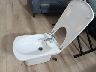 Bidé blanco con grifo Roca