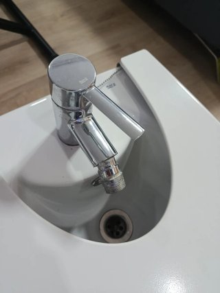 Bidé blanco con grifo Roca