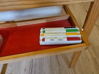 Pizarra infantil de madera con accesorios