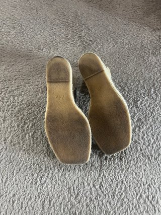 Cuñas negras y beige Zara