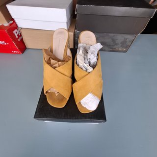 Sandalias Sfera Mostaza